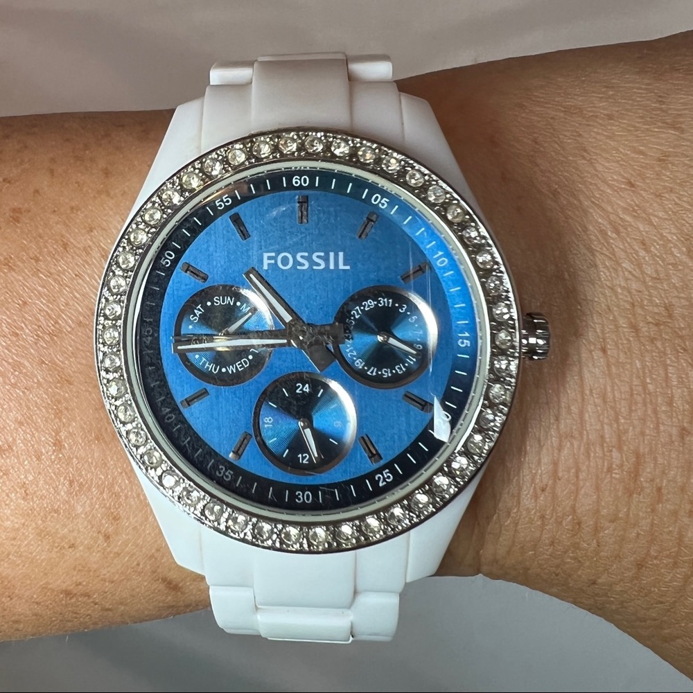 Fossil Womens white Stella Watch. Day, date display quartz with blue dial.
